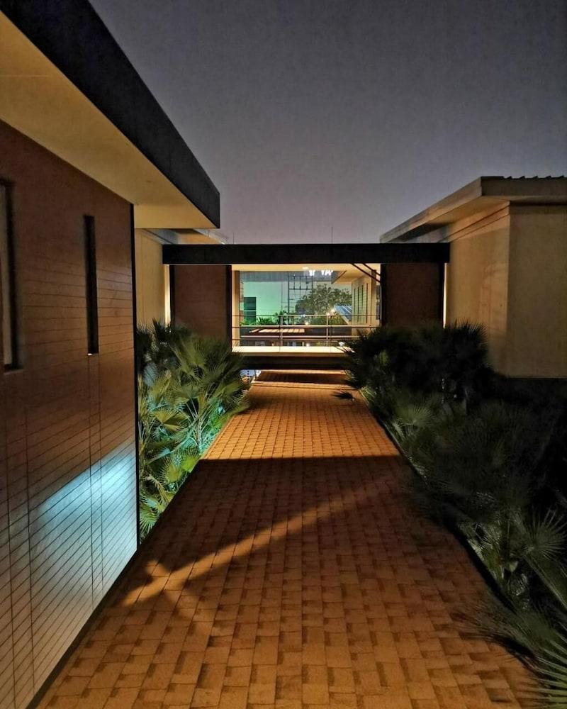 Morino Hotel Si Racha Extérieur photo
